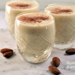 Sałata lodowa z suszonymi pomidorami, fetą oraz  orzechami włoskimi