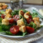 Placki ziemniaczane podane z sosem kurkowym